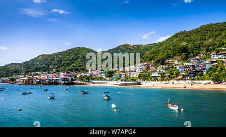 Dar es Salaam die Blume der Insel in der Nähe von Panama City Blick auf das Dorf und der Strand mit kleinen Booten Stockfoto