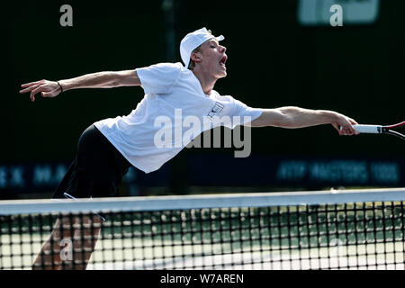 Kanadische tennis player Denis Shapovalov nimmt teil an einer Schulung für das Shanghai Rolex Masters Tennis Turnier in Shanghai, China, 10 Octob Stockfoto