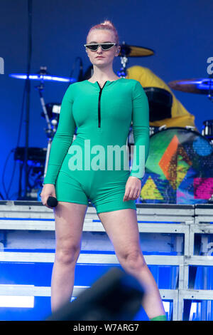 Brighton, UK. 03 Aug, 2019. Britische Musiker und Sänger, Gnade Chatto führt mit sauberem Bandit auf der Hauptbühne am Brighton & Hove Pride Festival in Preston Park in Brighton, England, August 03, 2019 in Brighton, England. Credit: SOPA Images Limited/Alamy leben Nachrichten Stockfoto