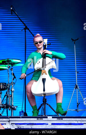 Brighton, UK. 03 Aug, 2019. Britische Musiker und Sänger, Gnade Chatto führt mit sauberem Bandit auf der Hauptbühne am Brighton & Hove Pride Festival in Preston Park in Brighton, England, August 03, 2019 in Brighton, England. Credit: SOPA Images Limited/Alamy leben Nachrichten Stockfoto