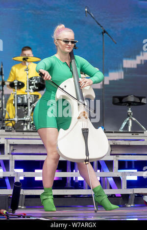 Brighton, UK. 03 Aug, 2019. Britische Musiker und Sänger, Gnade Chatto führt mit sauberem Bandit auf der Hauptbühne am Brighton & Hove Pride Festival in Preston Park in Brighton, England, August 03, 2019 in Brighton, England. Credit: SOPA Images Limited/Alamy leben Nachrichten Stockfoto