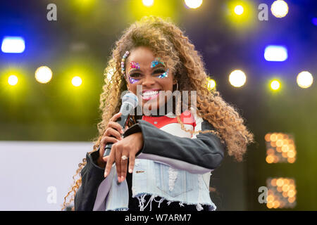 Brighton, UK. 03 Aug, 2019. Britische Sängerin, Fleur Osten führt auf der Hauptbühne am Brighton & Hove Pride Festival in Preston Park in Brighton, England, August 03, 2019 in Brighton, England. Credit: SOPA Images Limited/Alamy leben Nachrichten Stockfoto