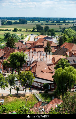 Hitzacker, Deutschland. 01. Juli, 2019. Blick auf die Altstadt von Hitzacker. Die alte Stadt liegt an der Elbe, von zwei Armen des kleinen Jeetzel, die wiederholt zu Überflutungen bei Hochwasser led eingerahmt. Credit: Philipp Schulze/dpa/Alamy leben Nachrichten Stockfoto