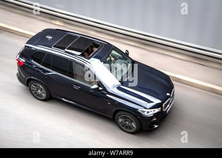 München, Deutschland. 05 Aug, 2019. Ein SUV Antriebe auf dem Münchner Ring. Das Kraftfahrt-Bundesamt (KBA) wird veröffentlicht neue Zahlen über die Verwendung der SUVs in Deutschland am 06.08.2019. (Zu dpa' Umweltbundesamt: den Kauf von Autos mit hohen CO2-Emissionen teurer" vom 06.08.2019) Credit: Sina Schuldt/dpa/Alamy leben Nachrichten Stockfoto