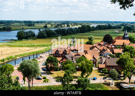 Hitzacker, Deutschland. 01. Juli, 2019. Blick auf die Altstadt von Hitzacker. Die alte Stadt liegt an der Elbe, von zwei Armen des kleinen Jeetzel, die wiederholt zu Überflutungen bei Hochwasser led eingerahmt. Credit: Philipp Schulze/dpa/Alamy leben Nachrichten Stockfoto