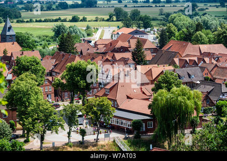 Hitzacker, Deutschland. 01. Juli, 2019. Blick auf die Altstadt von Hitzacker. Die alte Stadt liegt an der Elbe, von zwei Armen des kleinen Jeetzel, die wiederholt zu Überflutungen bei Hochwasser led eingerahmt. Credit: Philipp Schulze/dpa/Alamy leben Nachrichten Stockfoto