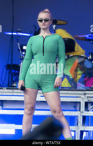 Brighton, UK. 3 Aug, 2019. Britische Musiker und Sänger, Gnade Chatto führt mit sauberem Bandit auf der Hauptbühne am Brighton & Hove Pride Festival in Preston Park in Brighton, England, August 03, 2019 in Brighton, England. Credit: Dave Rushen/SOPA Images/ZUMA Draht/Alamy leben Nachrichten Stockfoto