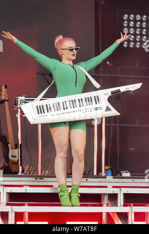 Brighton, UK. 3 Aug, 2019. Britische Musiker und Sänger, Gnade Chatto führt mit sauberem Bandit auf der Hauptbühne am Brighton & Hove Pride Festival in Preston Park in Brighton, England, August 03, 2019 in Brighton, England. Credit: Dave Rushen/SOPA Images/ZUMA Draht/Alamy leben Nachrichten Stockfoto