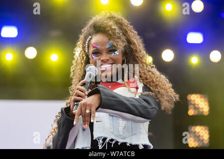 Brighton, UK. 3 Aug, 2019. Britische Sängerin, Fleur Osten führt auf der Hauptbühne am Brighton & Hove Pride Festival in Preston Park in Brighton, England, August 03, 2019 in Brighton, England. Credit: Dave Rushen/SOPA Images/ZUMA Draht/Alamy leben Nachrichten Stockfoto