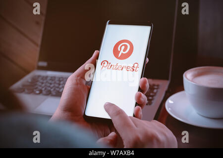 Bangkok, Thailand - August 6, 2019: eine Frau hält ein Smartphone mit Pinterest Logo auf dem Bildschirm angezeigt. Pöcking ist eine online Internet social network pinbo Stockfoto