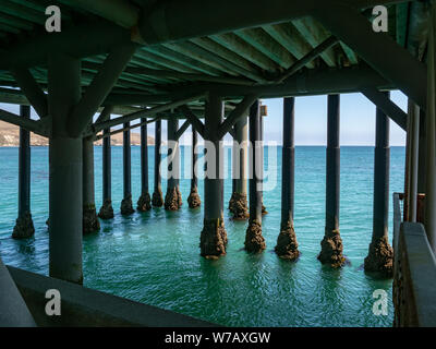 Bechers Bay Pier Beine auf Santa Rosa Island unter Pier auf sonniger Frühlingstag, Channel Islands National Park, Ventura, Californa, USA Stockfoto