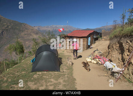 Camping im Bergdorf Marimpata auf der Choquequirao Trek, der "anderen Machu Picchu, "Capuliyoc, Apurimac, Peru Stockfoto