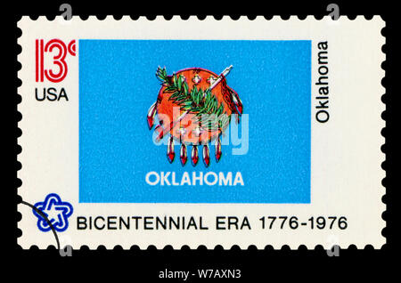 Vereinigte STAATEN VON AMERIKA - ca. 1976: eine Briefmarke in den USA gedruckt, zeigt die Oklahoma Flagge Bicentennial ära 1776-1976, ca. 1976 Stockfoto