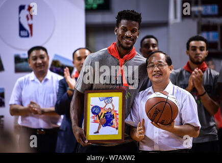 American professional Basketball player Jimmy Butler, Links, der Minnesota Timberwolves für NBA Posen für Fotos während einer Wohltätigkeitsveranstaltung in Shenzhen. Stockfoto