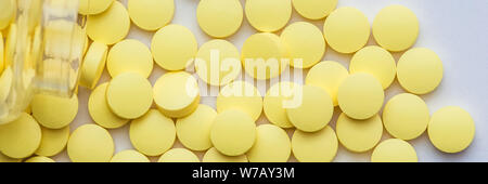 Gelbe Pillen Tabletten auf weißem Hintergrund Stockfoto