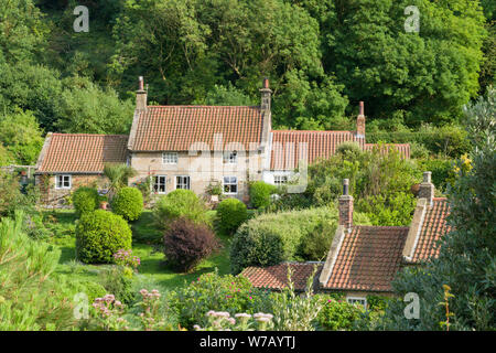 Holiday Self Catering Cottages neben dem Beck auf Sandsend Küstendorf, North Yorkshire, UK. Stockfoto