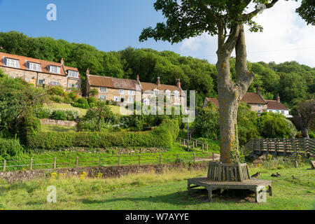 Holiday Self Catering Cottages neben dem Beck auf Sandsend Küstendorf, North Yorkshire, UK. Stockfoto