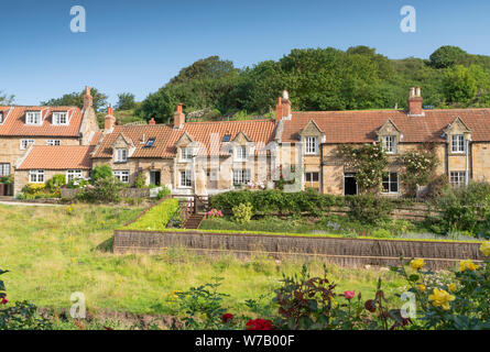 Holiday Self Catering Cottages neben dem Beck auf Sandsend Küstendorf, North Yorkshire, UK. Stockfoto