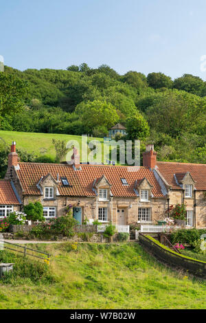 Holiday Self Catering Cottages neben dem Beck auf Sandsend Küstendorf, North Yorkshire, UK. Stockfoto