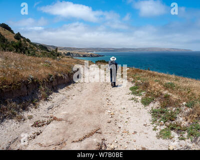 Wanderer auf dem Wasser Canyon Strand, Küstenstraße, in der Nähe der Ranch zu Bechers Bay Pier an einem sonnigen Frühlingstag, Santa Rosa Island, Channel Islands National Park, Ven Stockfoto