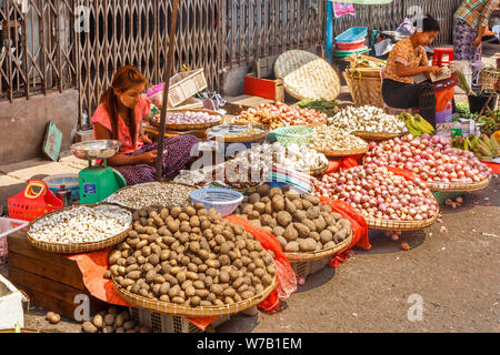 Yangon, Myanmar - 4. Mai 2014: Frauen Gemüse verkaufen Auf einem Straßenmarkt. Märkte finden sich überall. Stockfoto