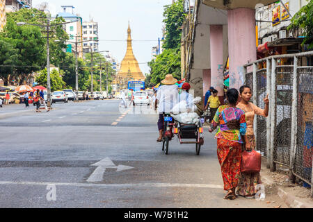 Yangon, Myanmar - 4. Mai 2014: Typische Straße Szene. Sule Pagode im Hintergrund Stockfoto