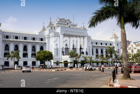 Yangon, Myanmar-May 4 2014: Yangon City Hall. Durch burmesische Architekt U Tin konzipiert, das Gebäude wurde 1936 fertiggestellt und ist auf der Yangon Ci aufgelistet Stockfoto