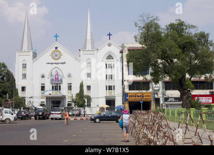 Yangon, Myanmar-May 4 2014: Emmanuel Baptist Church. Ursprünglich im Jahr 1885 von einem amerikanischen Missionar errichtet, wurde die Kirche im Zweiten Weltkrieg zerstört und Re Stockfoto