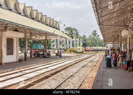 Yangon, Myanmar-May 5 2014: Menschen, die darauf warten auf der Plattform am Hauptbahnhof. Eisenbahnen wurden während der britischen Kolonialzeit eingeführt. Stockfoto