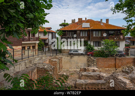 NESSEBAR, Bulgarien - Juni 22, 2019: Die Ruinen der frühen byzantinischen Bäder von den Zeiten des Heiligen Justinian der Große. Stockfoto