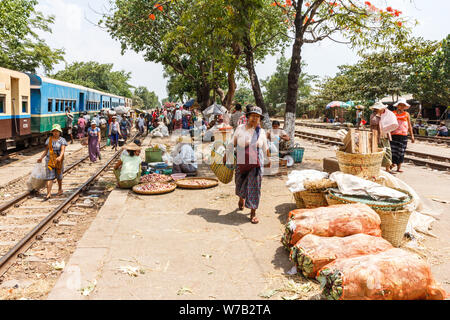 Yangon, Myanmar-Mai 5. 2014: Markt am Bahnhof Bahnsteig. Händler verkaufen ihre waren um Passagiere zu trainieren. Stockfoto