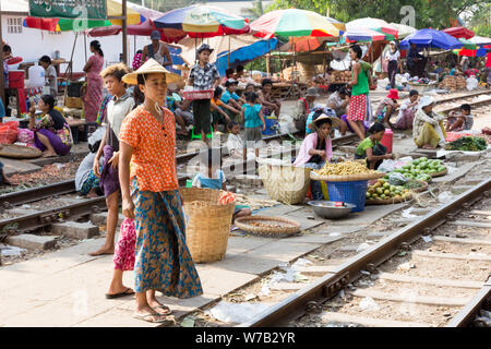 Yangon, Myanmar-Mai 5. 2014: Markt am Bahnhof Bahnsteig. Händler verkaufen ihre waren um Passagiere zu trainieren. Stockfoto