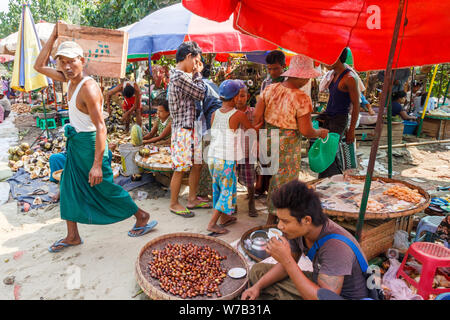 Yangon, Myanmar-Mai 5. 2014: Markt am Bahnhof Bahnsteig. Händler verkaufen ihre waren um Passagiere zu trainieren. Stockfoto