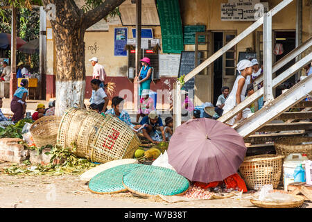 Yangon, Myanmar-Mai 5. 2014: Markt am Bahnhof Bahnsteig. Händler verkaufen ihre waren um Passagiere zu trainieren. Stockfoto