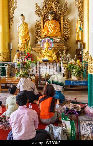 Yangon, Myanmar-May 6 2014: Anbeter in der Shwedagon Pagode zu beten. Die Pagode ist der heiligste in allen von Myanmar. Stockfoto