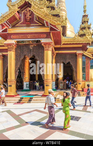 Yangon, Myanmar-May 6 2014: Leute, die Shwedagon Pagode. Die Pagode ist der heiligste in allen von Myanmar. Stockfoto