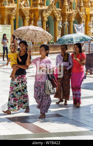 Yangon, Myanmar-May 6 2014: Leute, die Shwedagon Pagode. Die Pagode ist der heiligste in allen von Myanmar. Stockfoto