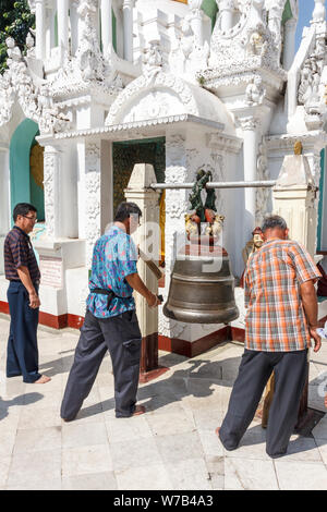 Yangon, Myanmar-May 6 2014: Anbeter Glocken in der Shwedagon Pagode. Die Pagode ist der heiligste in allen von Myanmar. Stockfoto