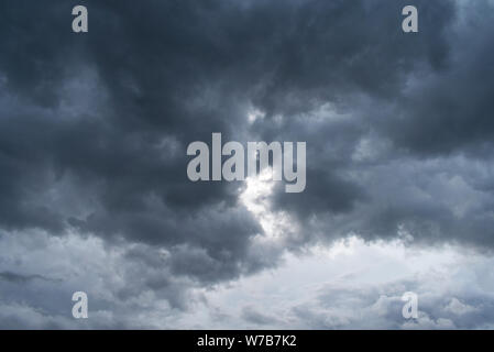 Dicke Wolken, dark sky vor Gewitter Stockfoto