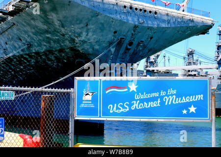 Registrieren Besucher auf die USS Hornet Museum in Alameda, Kalifornien. Stockfoto