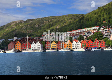 Skyline von Bergen in Norwegen. Blick auf historische und farbenfrohe Gebäude in Bryggen und Hanseatic Wharf in Bergen, Norwegen. Weltkulturerbe der UNESCO Stockfoto