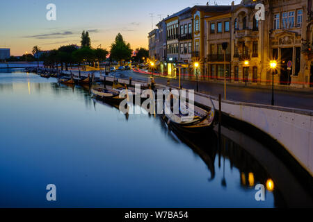 Kanal in Aveiro mit touristischen Boote für die Nacht während der Blauen Stunde geparkt. Lange Belichtung. In Aveiro Portugal Stockfoto
