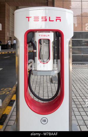 - - Datei - - Ladung Pfähle sind bei super Ladestation ein Tesla in Shanghai, China, 2. August 2017 gesehen. Amerikanische Automobilhersteller Tesla Inc. ist communicatin Stockfoto