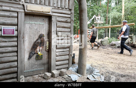 05.August 2019, Mecklenburg-Vorpommern, Güstrow: Thorsten Köpcke (L-R) und Marcel Ebert bringen Holzbalken auf die Website des Neubaus der eagleervoliere im Wildpark-MV. Nach dem Schneechaos von Ostern 2018, der Wiederaufbau der zerstörten fünf Volieren hat begonnen. Für das neue Gebäude, Dicke und stabile Holzbau wurden verwendet, die sich unter der Schneelast erwiesen hatte. (Dpa: "Bird Volieren in Güstrow Game Park wird wieder aufgebaut werden') Foto: Bernd Wüstneck/dpa-Zentralbild/dpa Stockfoto