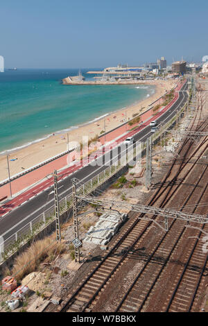 Strand, Autobahn und Eisenbahn entlang der Küste. Tarragona, Spanien Stockfoto