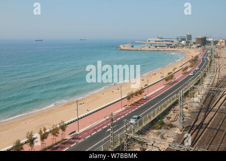 Meer, Sandstrand und Autobahn entlang der Küste. Tarragona, Spanien Stockfoto