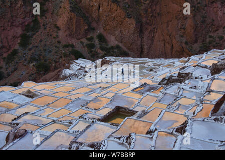 Sonnenuntergang Reflexionen über die Salinen von Maras, das Heilige Tal, Peru Stockfoto