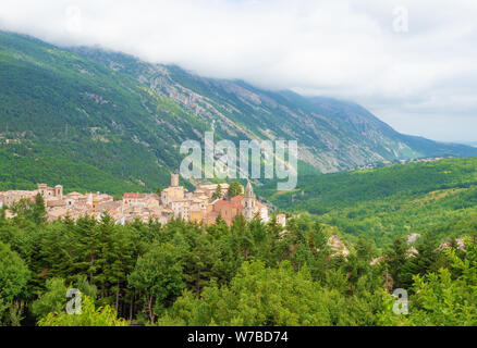 Majella National Park (Italien) - Der Sommer in den Abruzzen berge Naturpark, mit palena Stadt. Stockfoto