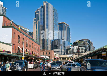 Geschäftigen Menschenmassen auf der Straße vor dem Pike Place Market in Seattle, Washington, USA. Stockfoto