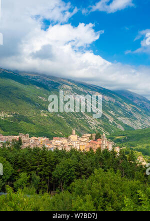 Majella National Park (Italien) - Der Sommer in den Abruzzen berge Naturpark, mit palena Stadt. Stockfoto